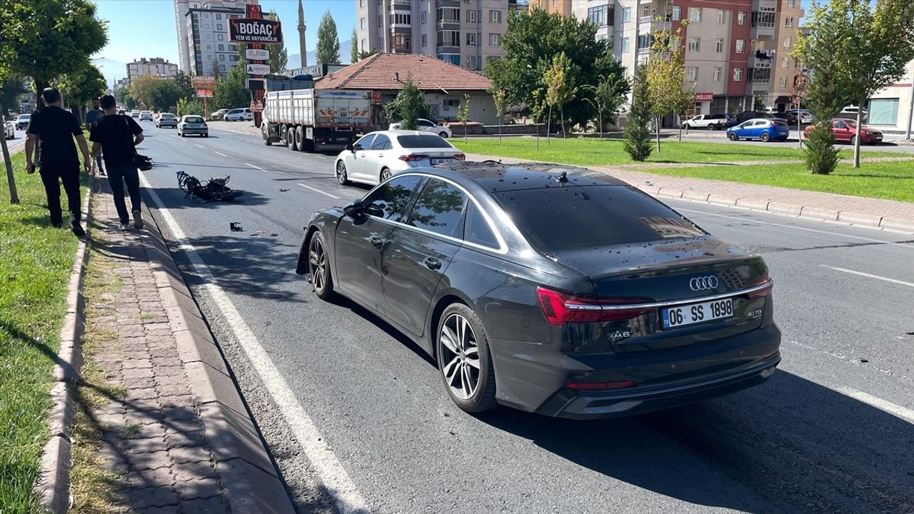 Kayseri'de motosiklet otomobille çarpıştı: Sürücü hayatını kaybetti