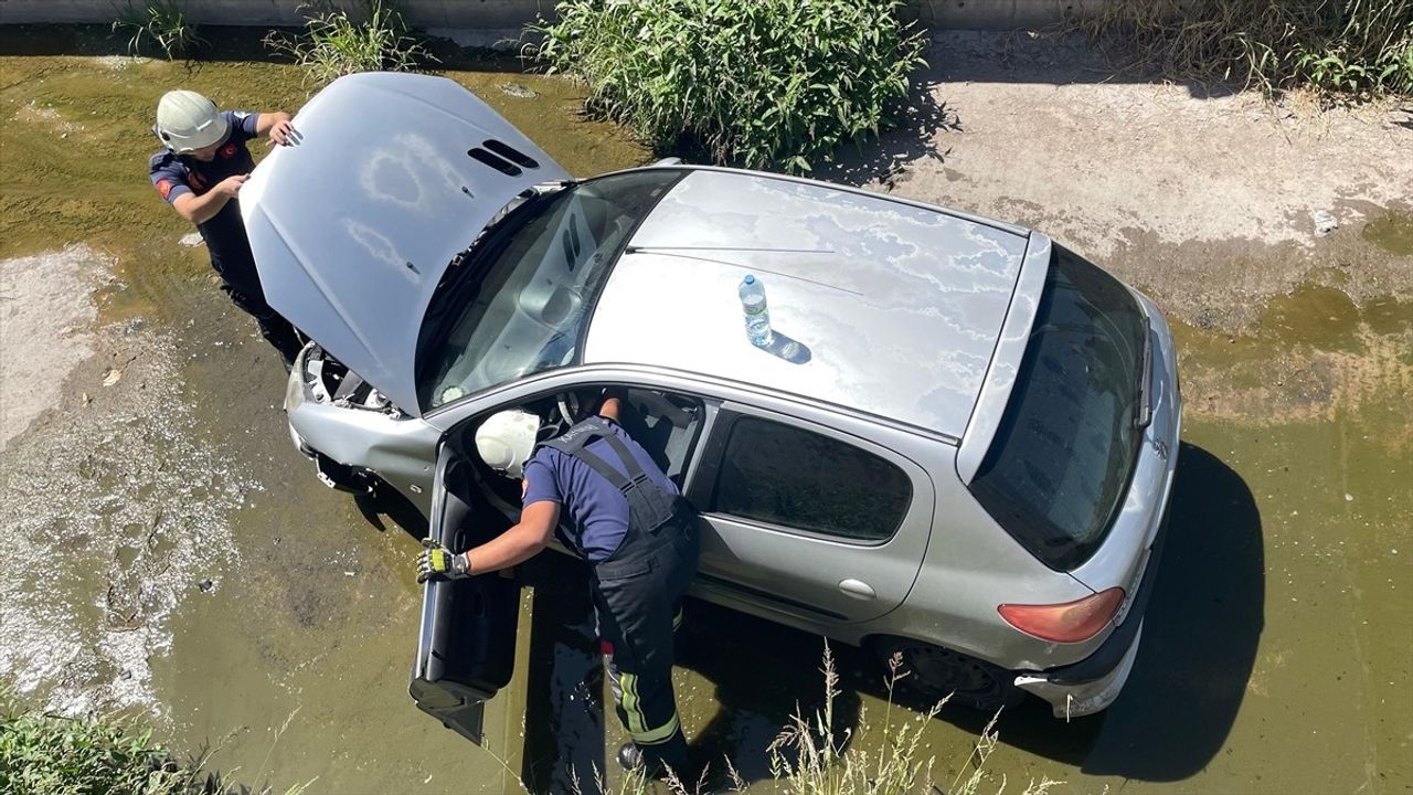 Kayseri'de Su Kanalına Düşen Araç: Sürücü Yaralandı