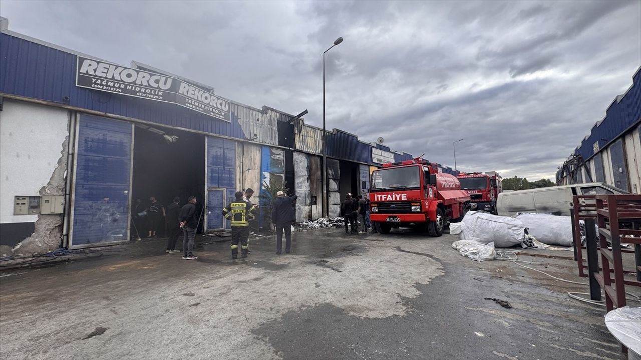 Kayseri'de Tekstil İş Yerinde Çıkan Yangın 3 İşyeri Hasarına Yol Açtı