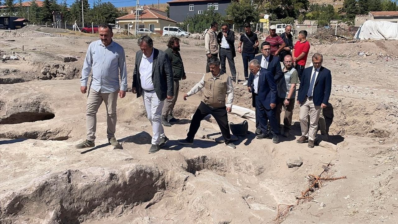 Kayseri İncesu'da Geç Roma-Erken Bizans Mozaiğinde Çocuk ve Yetişkin Mezarları