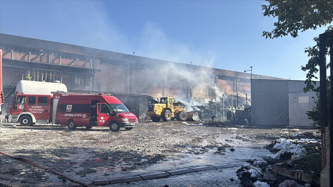 Kayseri OSB'de keçe fabrikası yangını kontrol altına alındı