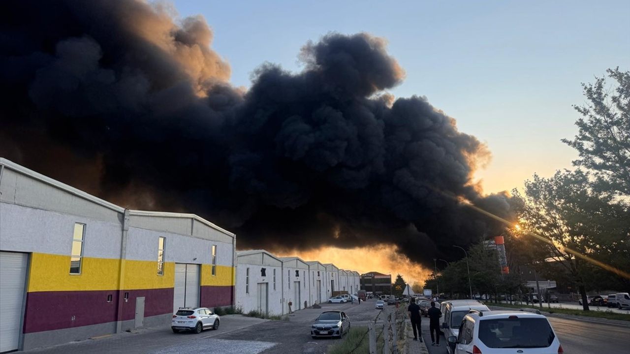 Kayseri OSB'de Keçe Fabrikasında Yangın — Müdahale Sürüyor