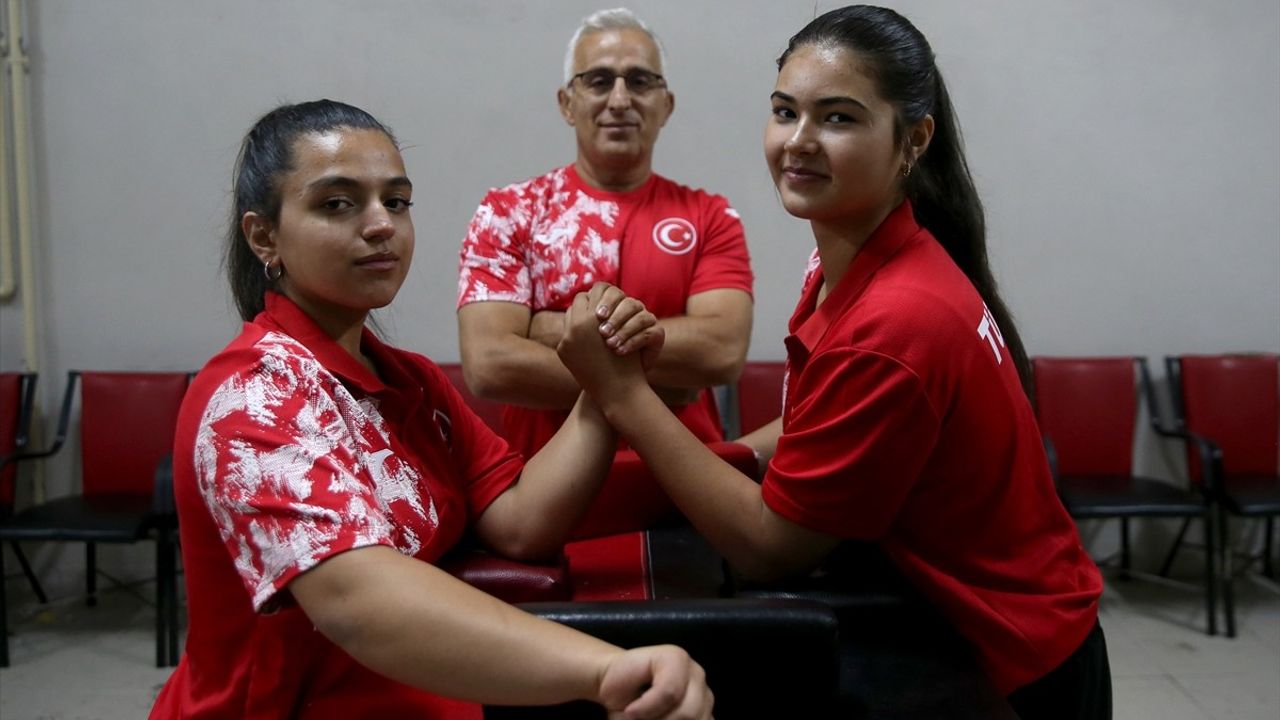 Kayserili İki Genç Dünya Bilek Güreşi'nde İkincilik ve Beşincilik Kazandı