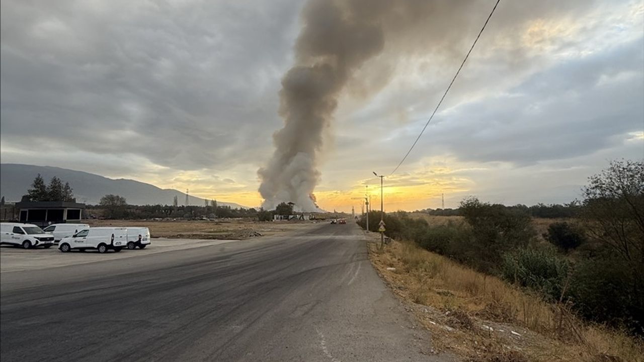 İzmir Kemalpaşa'da Çöp Aktarma Noktasında Yangın Kontrol Altına Alındı