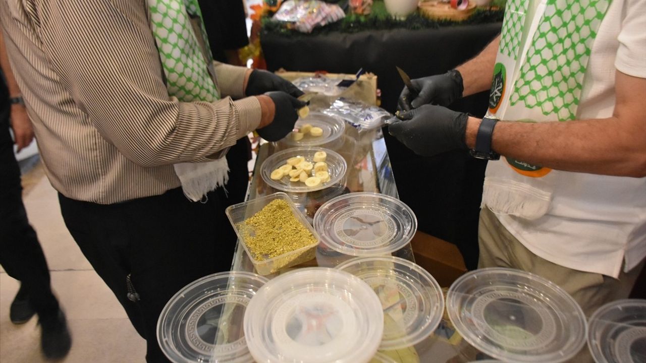 Kerkük'te Kayseri Çarşısı'nda Mevlid Kandili: Tatlı ve Lokum İkramı