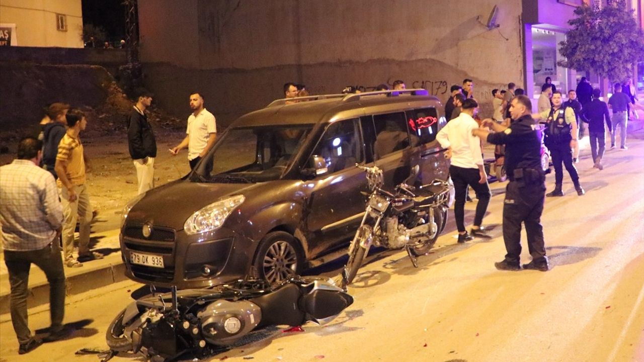 Kilis'te Motosiklet Kazası: İki Araç Çarpıştı, 3 Kişi Yaralandı