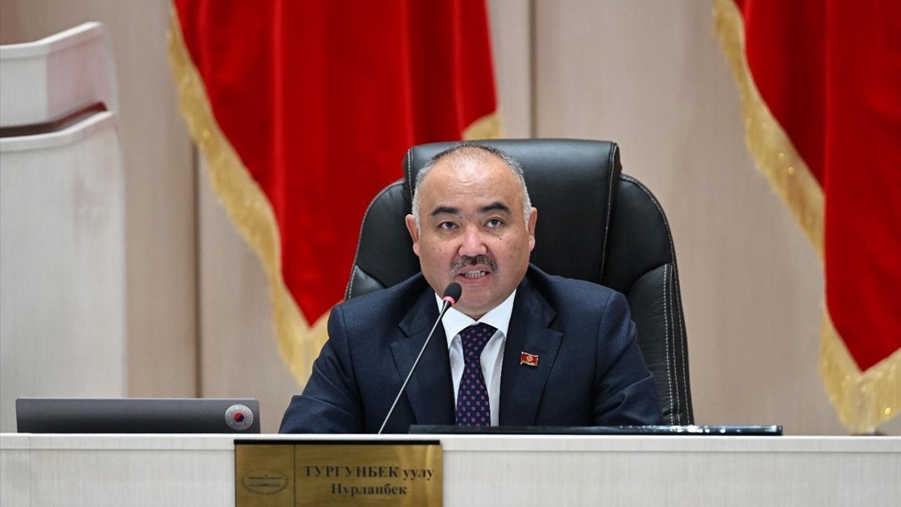 Kırgızistan Meclisinin Feshi İçin İmza Toplanıyor: Turgunbekuulu Açıklama Yaptı