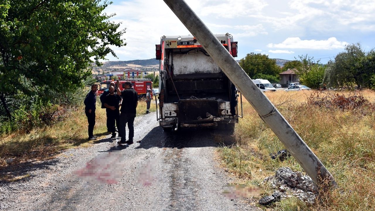 Kırıkkale'de çöp kamyonu elektrik direğine çarptı: 2 görevli yaralandı