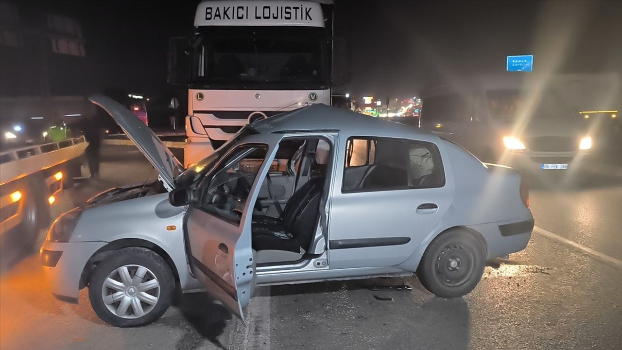 Kırıkkale'de Tırla Otomobil Çarpıştı: 2'si Çocuk 6 Yaralı