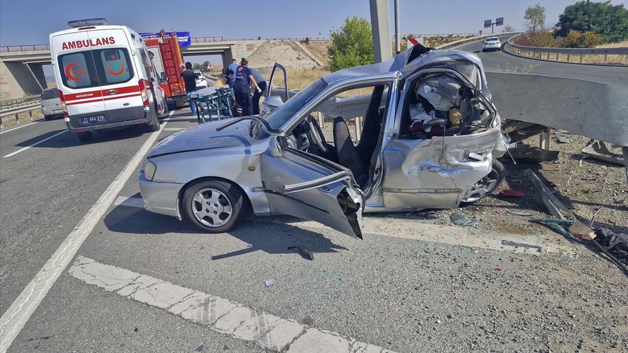 Kırıkkale'de Trafik Kazası: Bariyere Çarpan Otomobilde 1 Ölü, 4 Yaralı