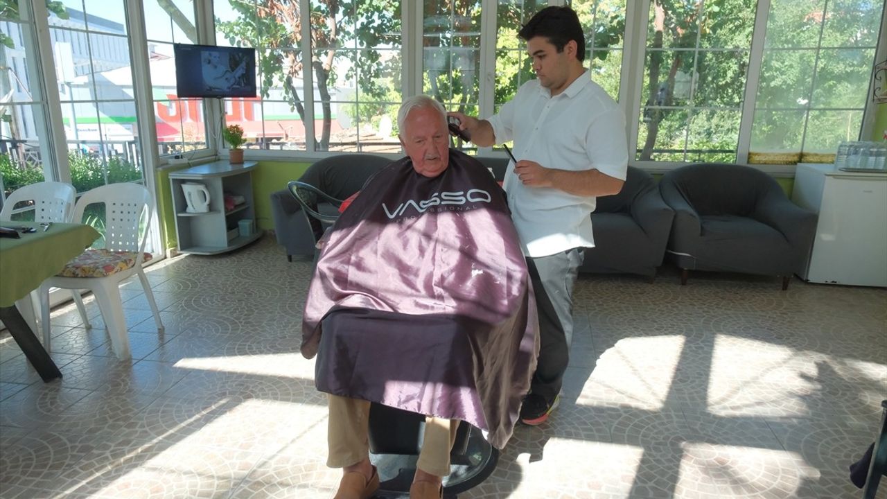 Kırklareli'de Kuaförler Ahilik Haftası'nda Huzurevini Ziyaret Etti