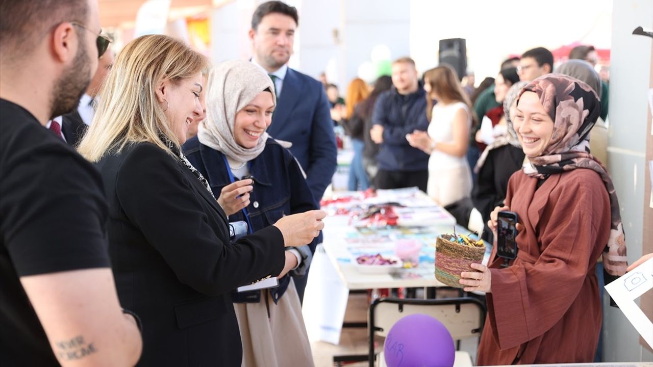 Kırklareli Üniversitesi Rektörü Prof. Dr. Rengin Ak, Öğrenci Kulüpleri Şenliği'nde Seksek Oynadı