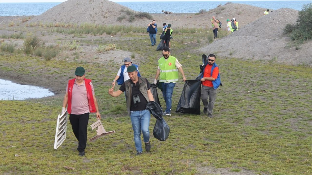 Kızılırmak Deltası Kuş Cenneti'nde Gönüllüler Yaklaşık 500 Kilogram Atık Topladı