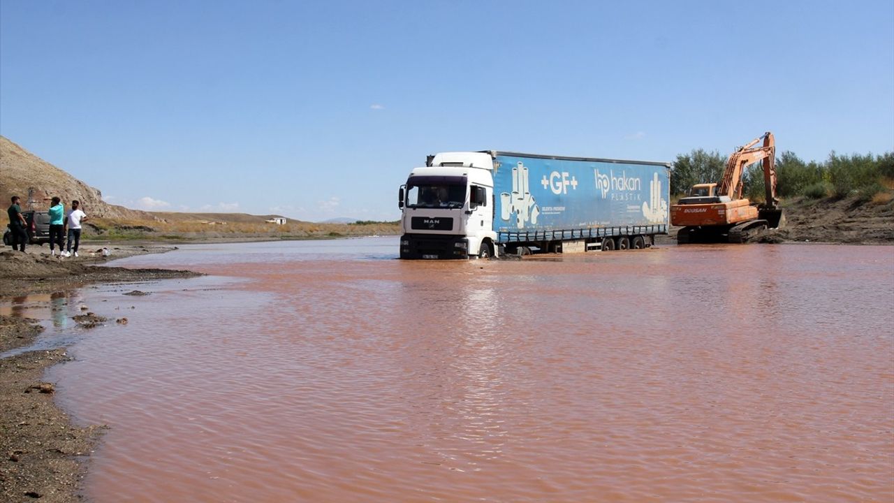 Kızılırmak'ta Kuma Saplanan Saman Yüklü Tır 2 Gün Sonra Kurtarıldı