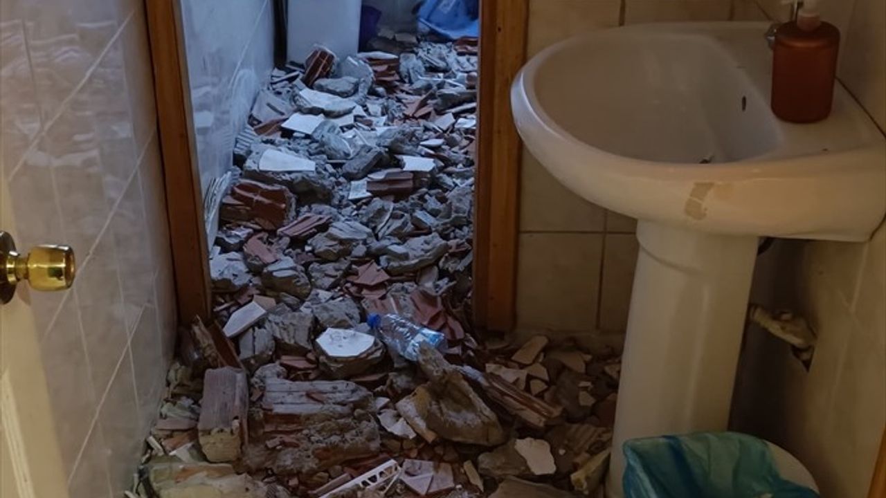 Kocaeli'de Havalandırma Boşluğuna Düşen Kişi İtfaiye Tarafından Kurtarıldı