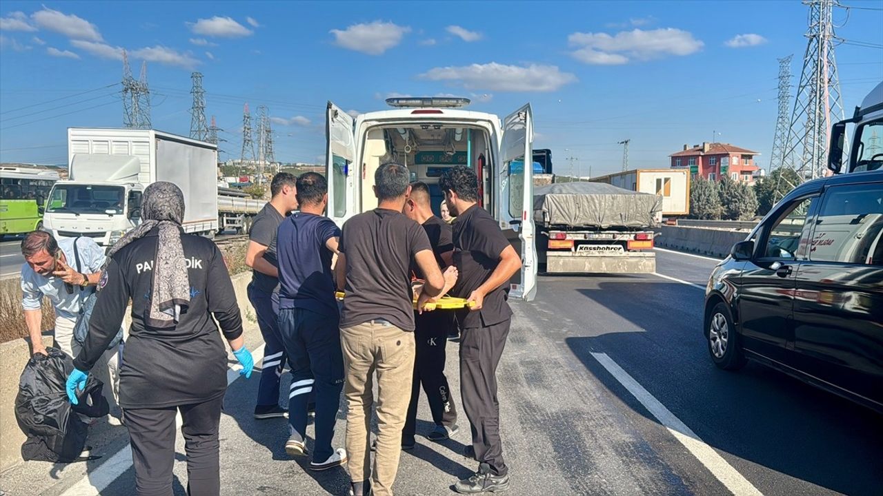 Kocaeli Dilovası'nda Çekicinin Çarpması İddiası: Otomobil Devrildi, 3 Yaralı