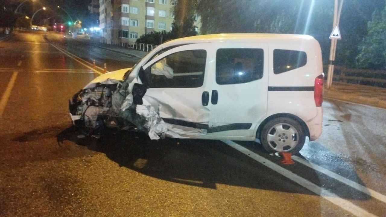 Kocaeli Gebze'de Hafif Ticari Araç ile Otomobil Çarpıştı: 2 Yaralı