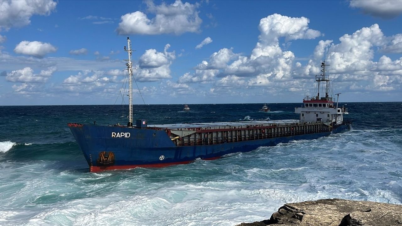 Kocaeli'de Kuru Yük Gemisi 'RAPID' Karaya Oturdu — 7 Mürettebat Tahliye Edildi