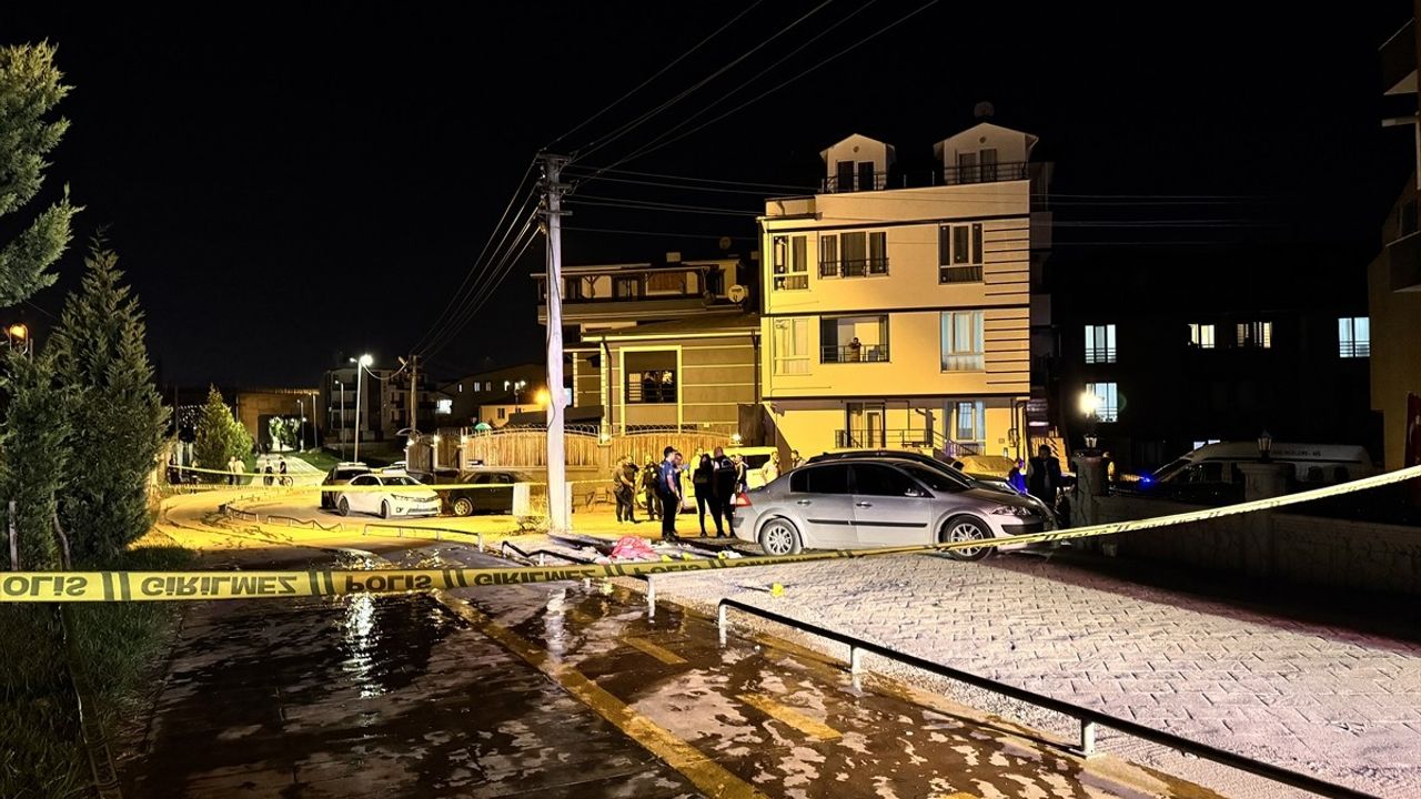 Kocaeli'de Öldürülen Hemşire İpek Genç ve Kardeşi Sapanca'da Defnedildi