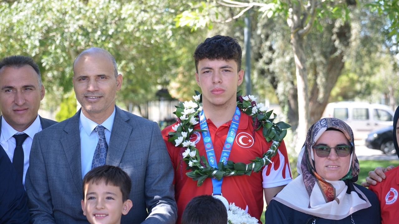 Konya'da Çiçeklerle Karşılama: Avrupa Gençler Kick Boks Madalyalı Sporcular