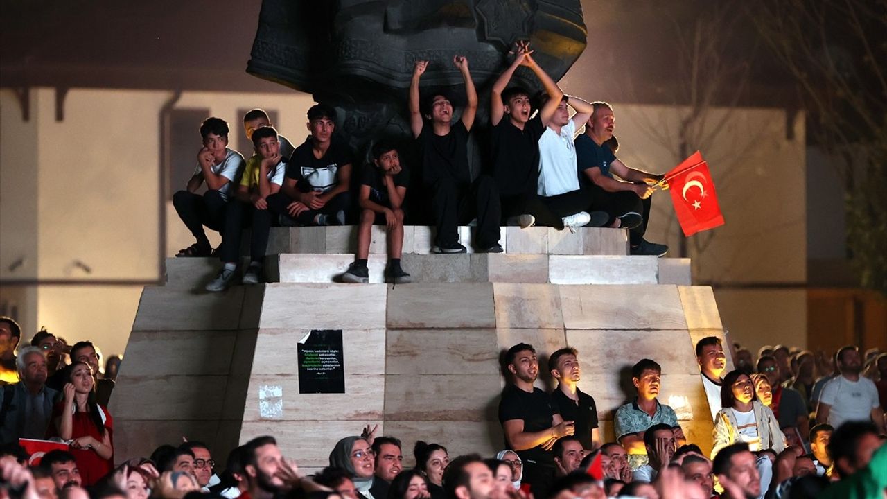 Konya'da EuroBasket 2025 Final Heyecanı: Türkiye-Almanya Maçı Meydanda İzledi
