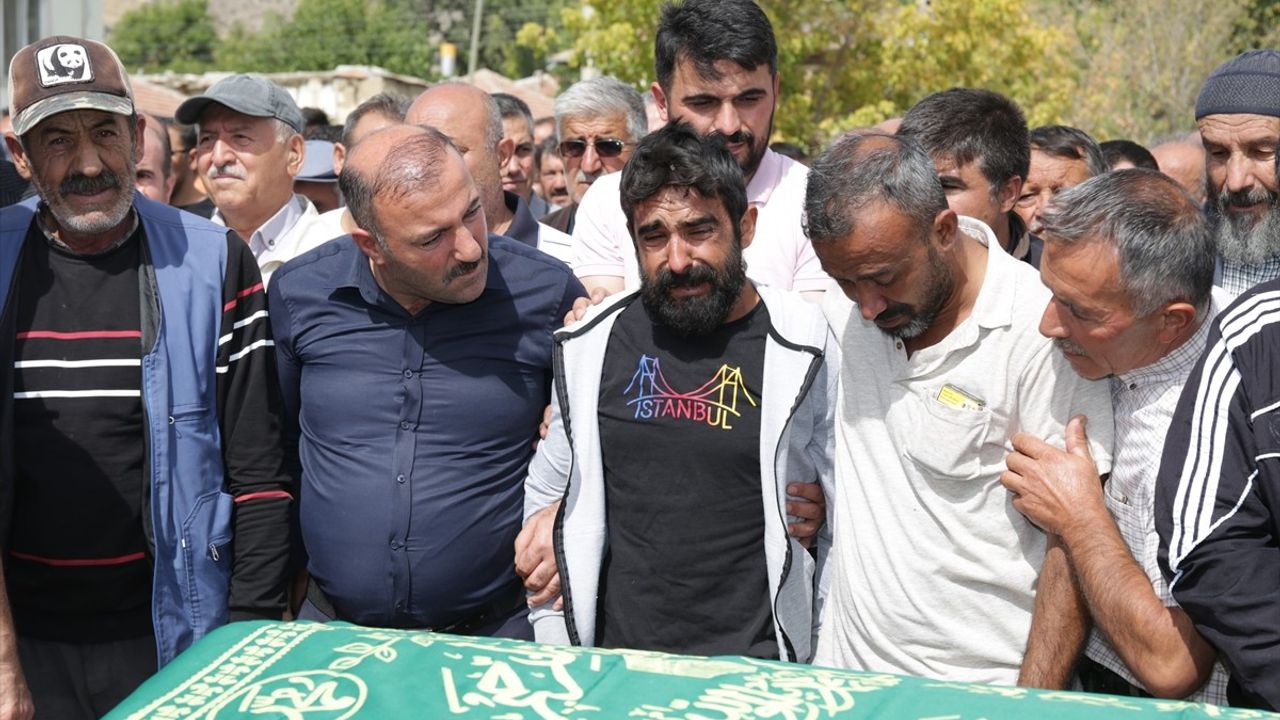 Konya'da Trafik Kazasında Ölen 3 Yaşındaki İkizler Defnedildi