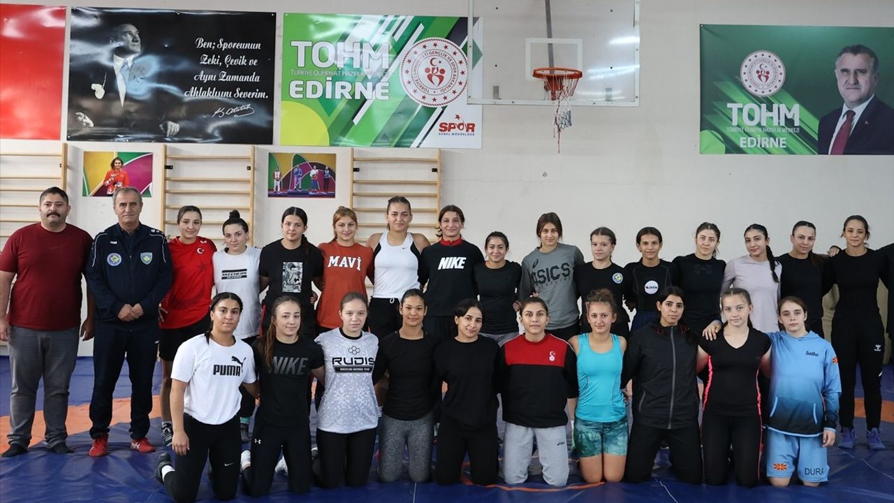 Kosovalı Kadın Güreşçiler Edirne'de Balkan Şampiyonası'na Hazırlanıyor
