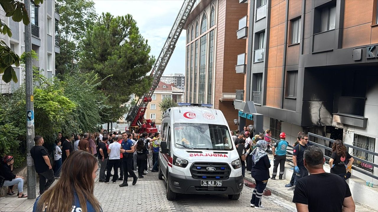 Küçükçekmece'de 5 katlı binada yangın: 1 ölü, 5 yaralı