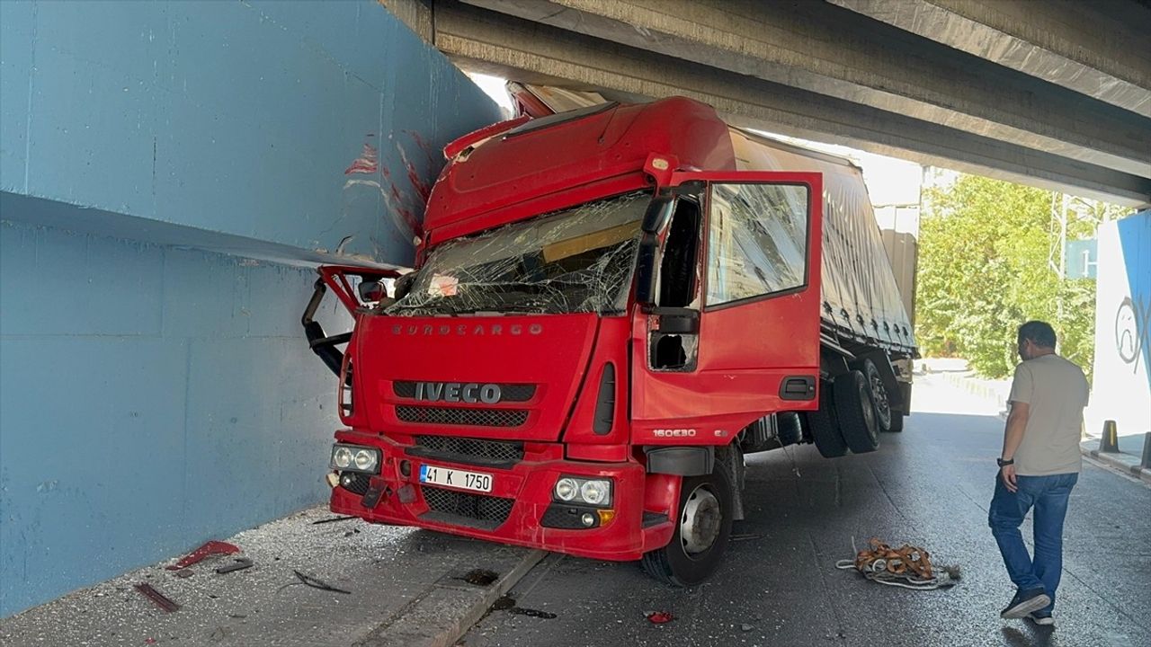 Küçükçekmece'de Kamyon Alt Geçide Sıkıştı: 11 Yaşındaki Oğlu Yaralandı