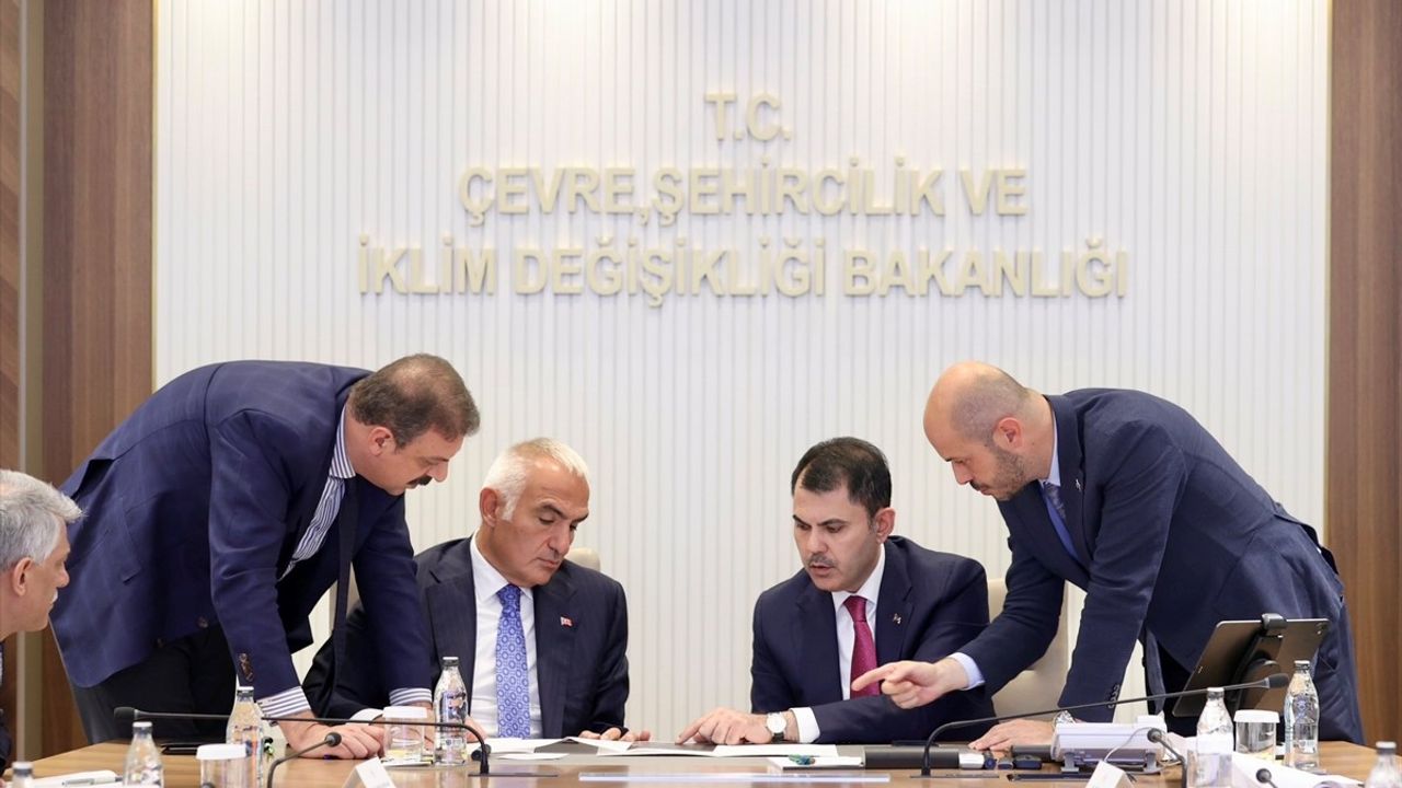 Kurum ve Ersoy, Kahramanmaraş Depremi Sonrası Tarihi Yapıların Restorasyonunu Görüştü