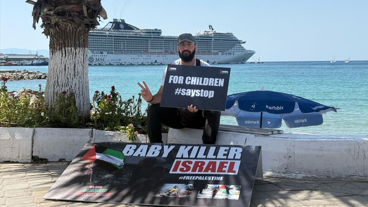 Kuşadası'nda Tek Kişilik Protesto: Veysel Karahan'dan İsrail'in Gazze Saldırılarına Tepki