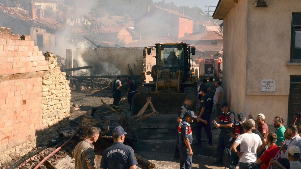 Kütahya Tavşanlı'da Otomobil Yangını: 3 Ev Kullanılamaz Hale Geldi
