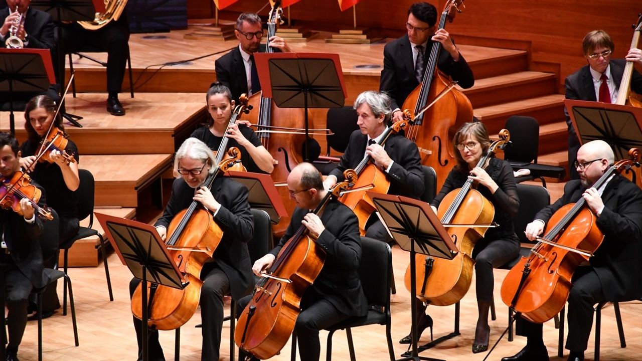 Kuzey Makedonya 34. Bağımsızlık Yılını Üsküp'te Kutladı