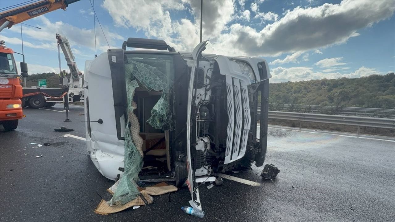 Kuzey Marmara Otoyolu'nda devrilen tır: 34 MIL 075 plakalı araçta sürücü yaralandı