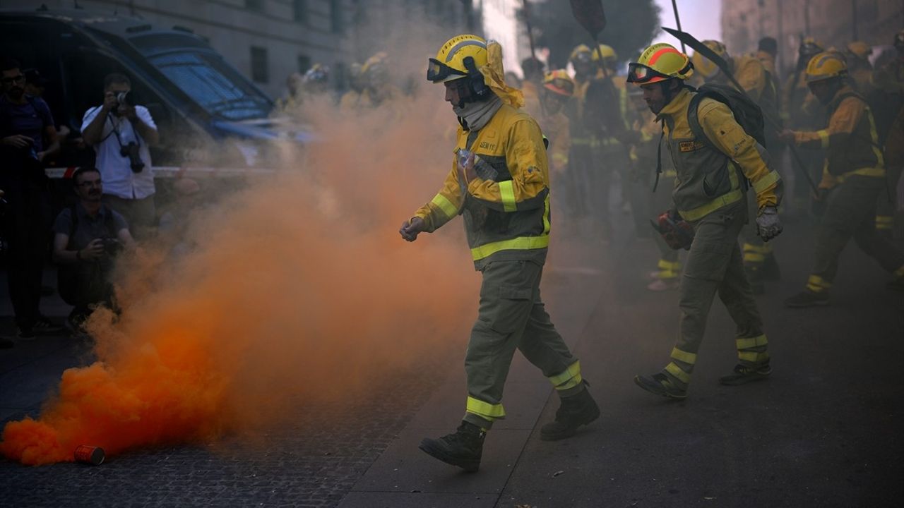 Madrid'de Süresiz Grevdeki Orman İtfaiyecileri Maliye Bakanlığı Önünde Protesto