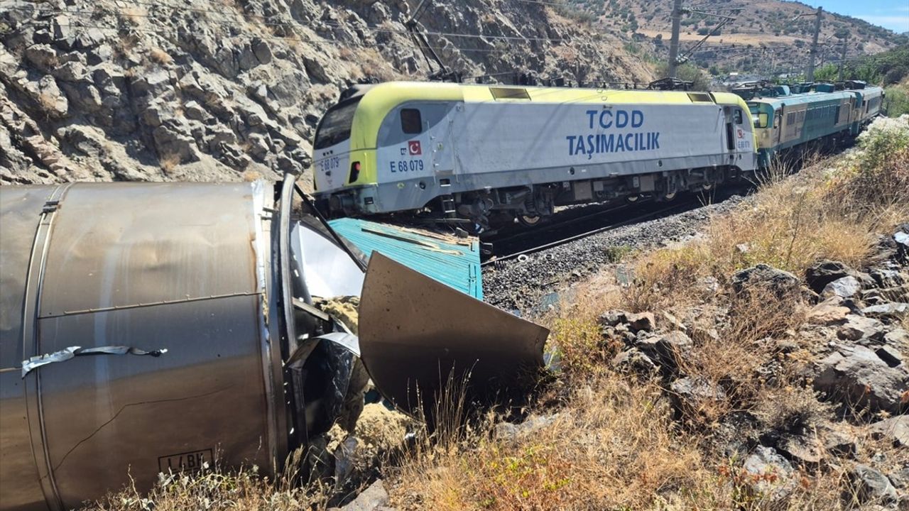 Malatya'da İki Yük Treni Çarpıştı: Makinist Hafif Yaralandı