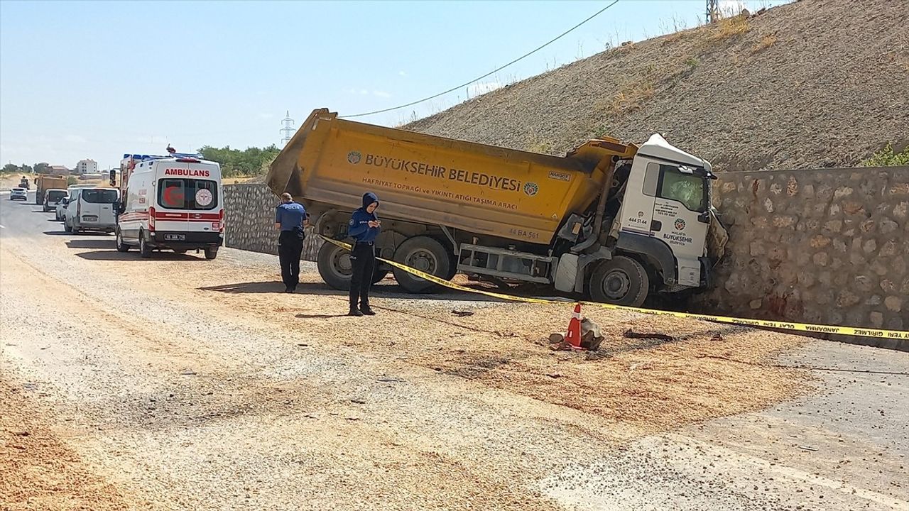 Malatya'da Kamyon İstinat Duvarına Çarptı — Sürücü Erkan Karadağ Öldü