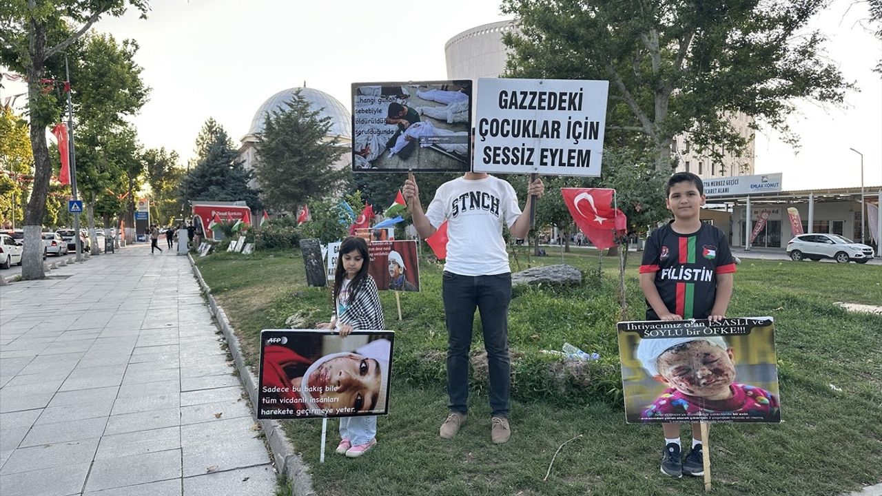 Malatya'da Öğretmenlerin 1,5 Yıllık 'Sessiz Eylemi' Gazze İçin Sürüyor