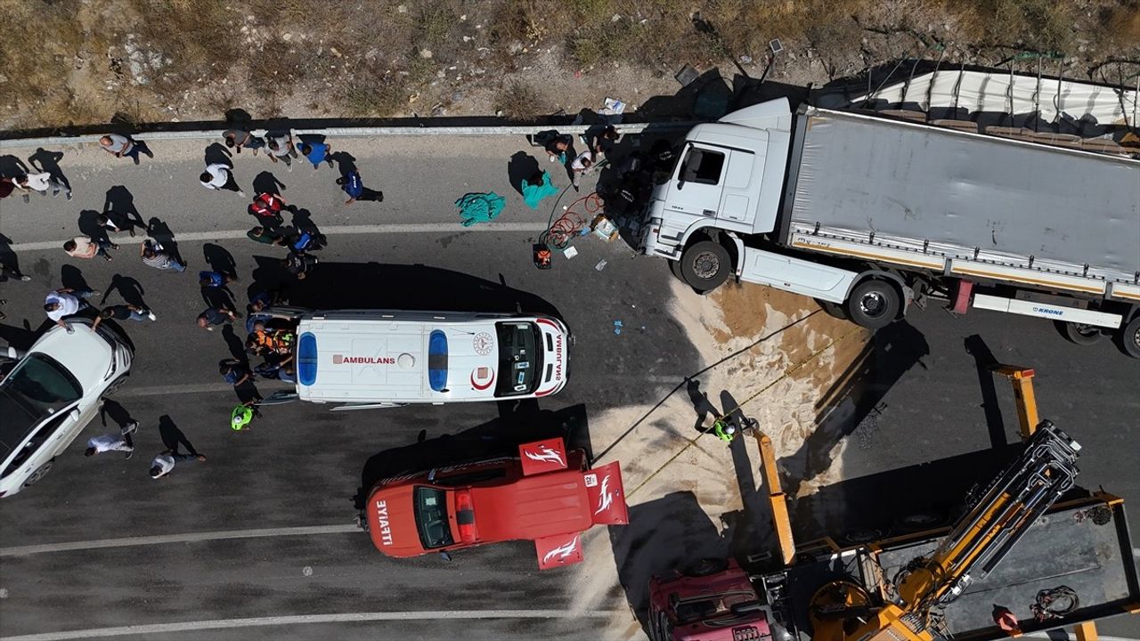 Malatya'da Tır Devrildi: Ağır Yaralı Sürücü Ambulans Helikopterle Sevk Edildi