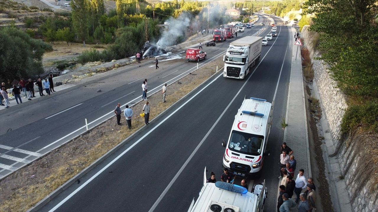 Malatya'da Tır Otobüse Çarpıp Duvara Çarptı: Tır Alev Aldı
