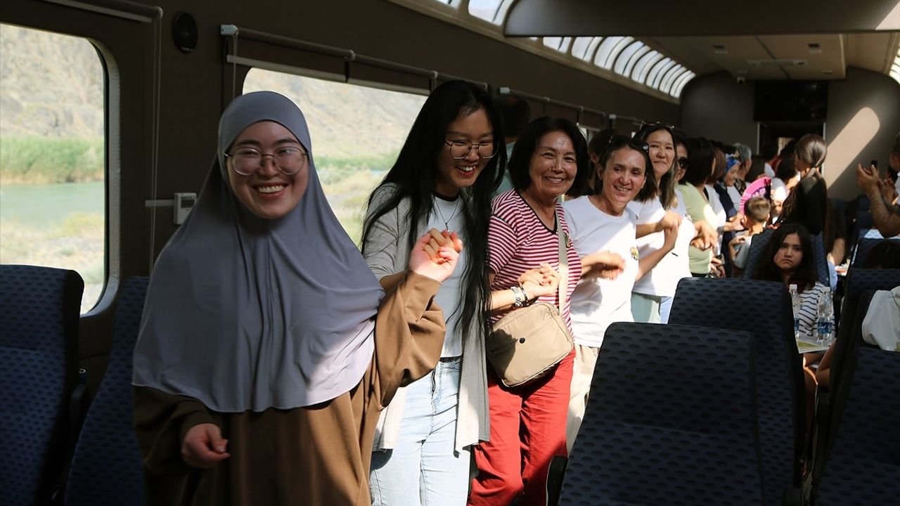Manas Üniversitesi'nden 30. Yıla Özel Trenle Issık Göl Yolculuğu
