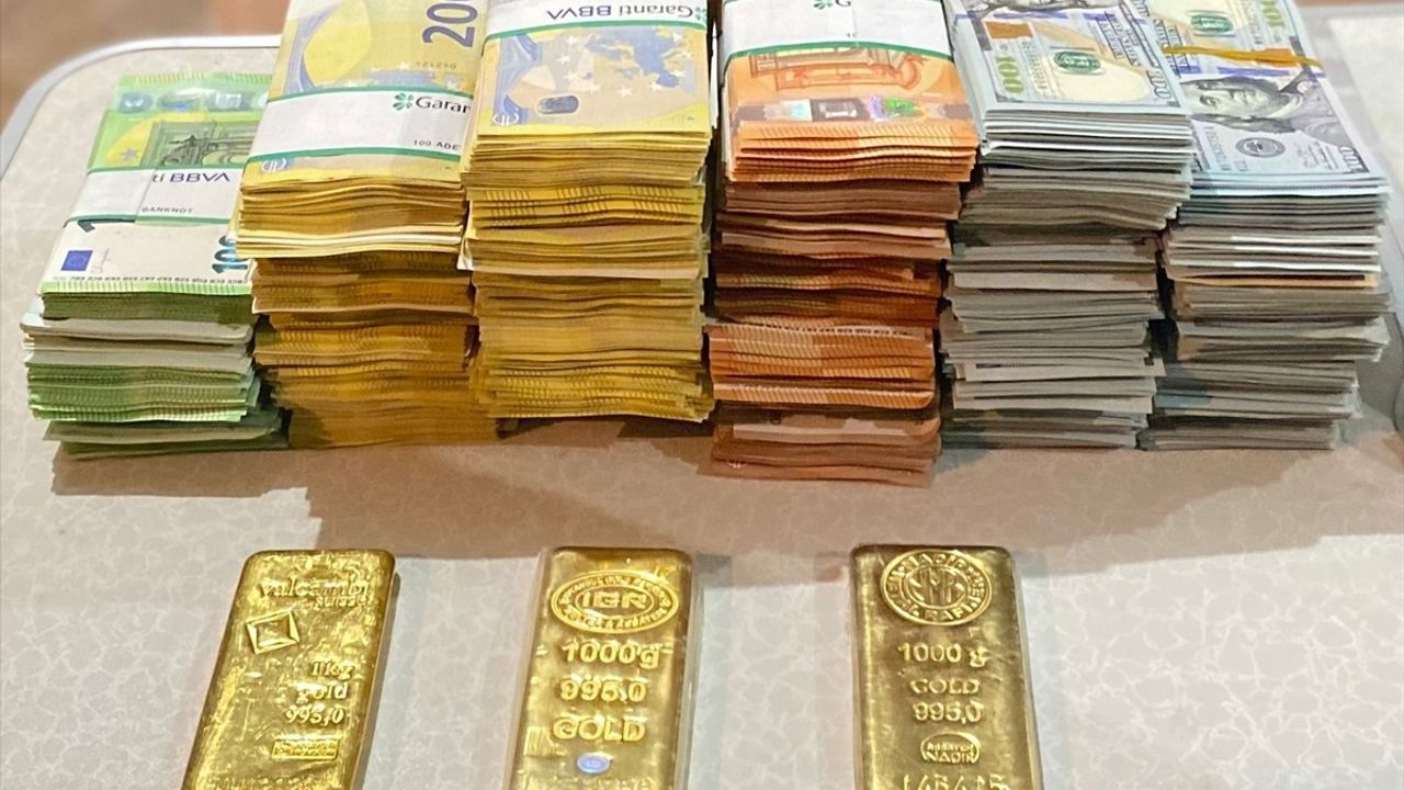 Manavgat Belediyesine Operasyonda Zirai Depoda 3 kilogram külçe altın, 500 bin avro ve 153 bin 160 dolar ele geçirildi