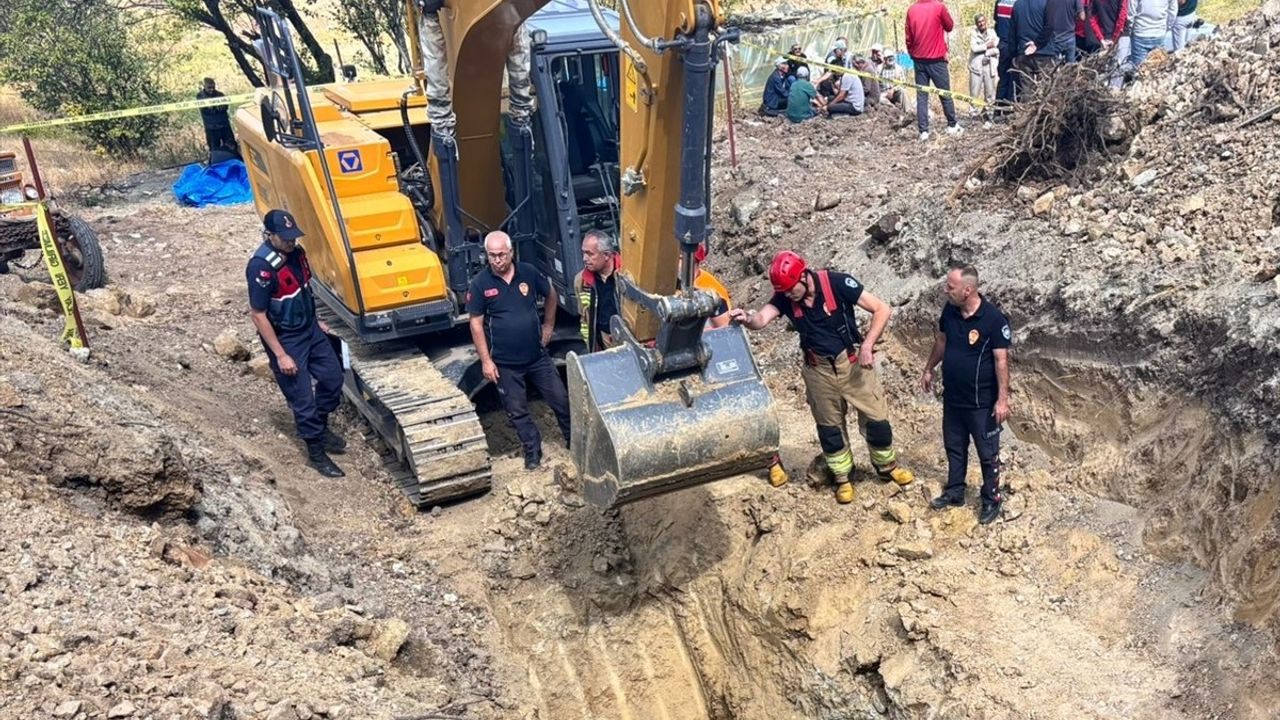 Manisa Akhisar'da Göçük: 2 Kişi Toprak Altında, Kurtarma Çalışması Başladı
