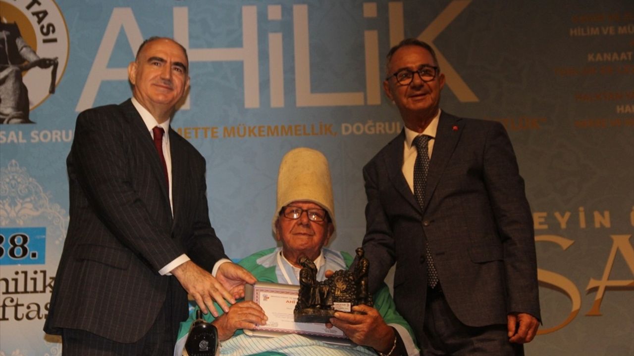 Manisa'da Yılın Ahisi: 94 Yaşındaki Bakkal Abdül Balolsun