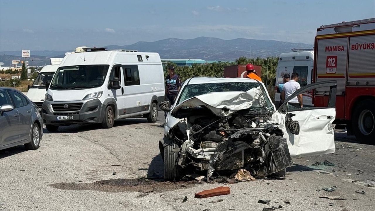 Manisa'da Zincirleme Kaza: 1 Ölü, 4 Yaralı