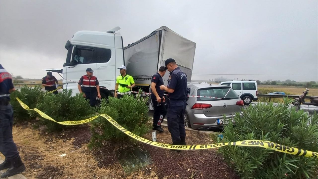 Manisa'da Zincirleme Trafik Kazası: 1 Ölü, 2 Yaralı
