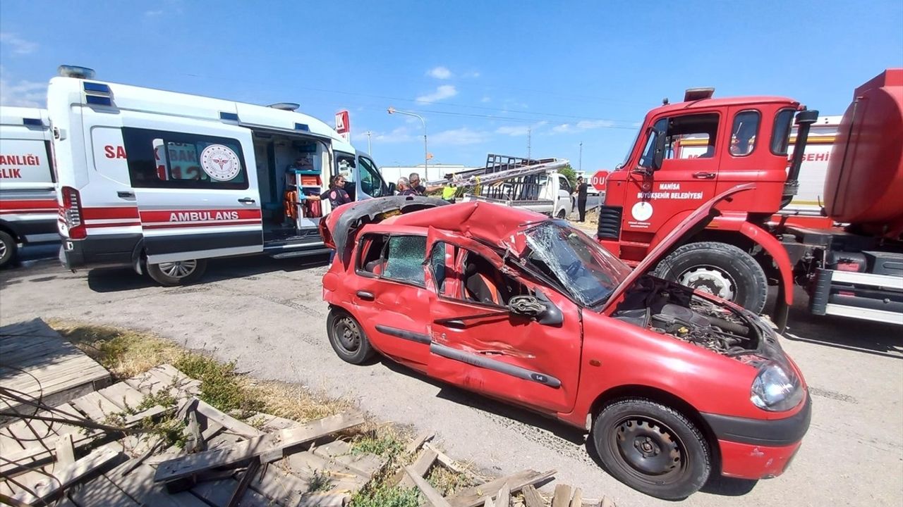 Manisa'da Zincirleme Trafik Kazası: 3 Kişi Yaralandı