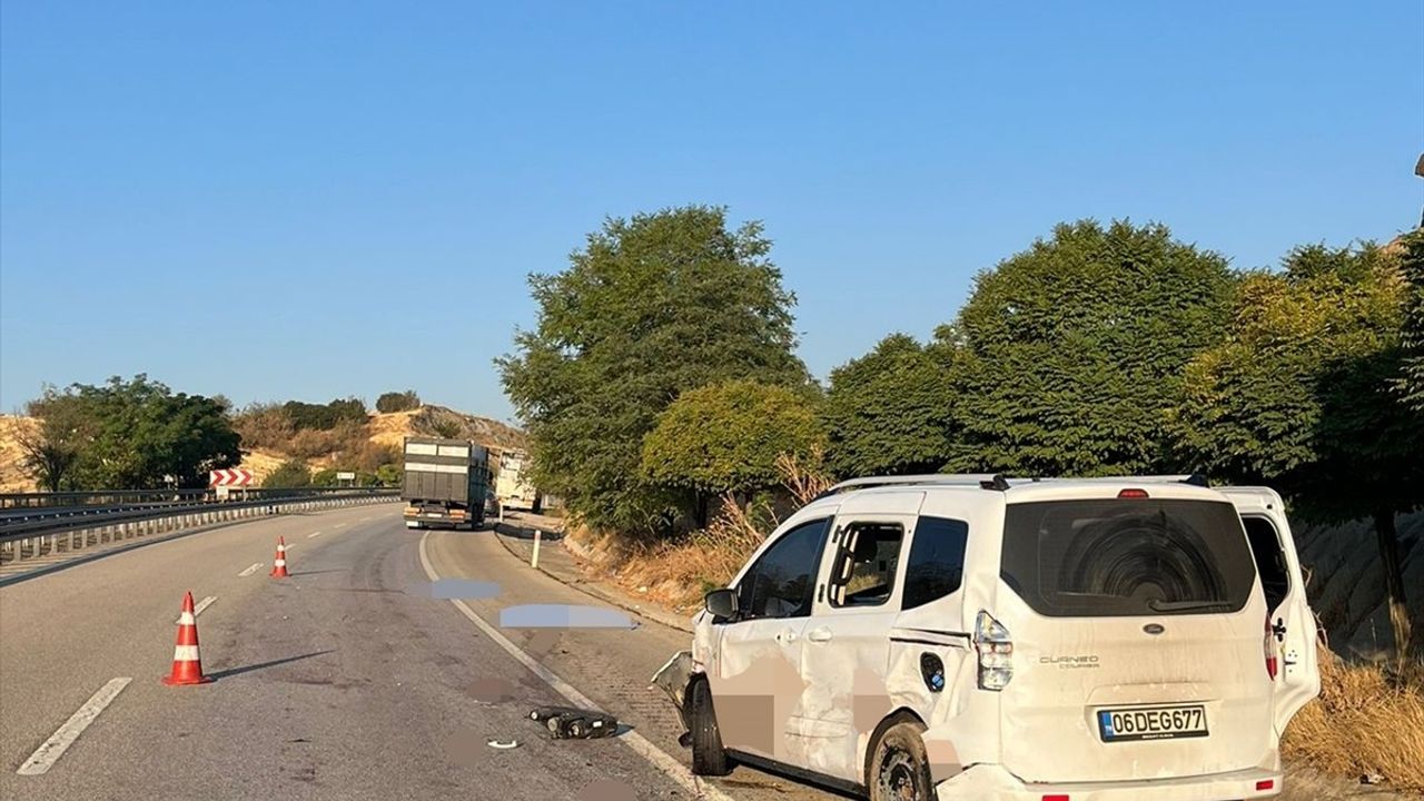 Manisa Kula'da Lastik Değiştirirken Kamyonetin Çarpması: Çift Hayatını Kaybetti