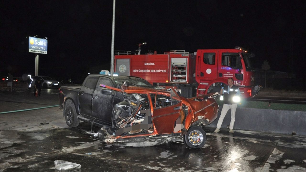 Manisa (Salihli) kazası: Kamyonetle otomobil çarpıştı — 5 ölü, 6 yaralı