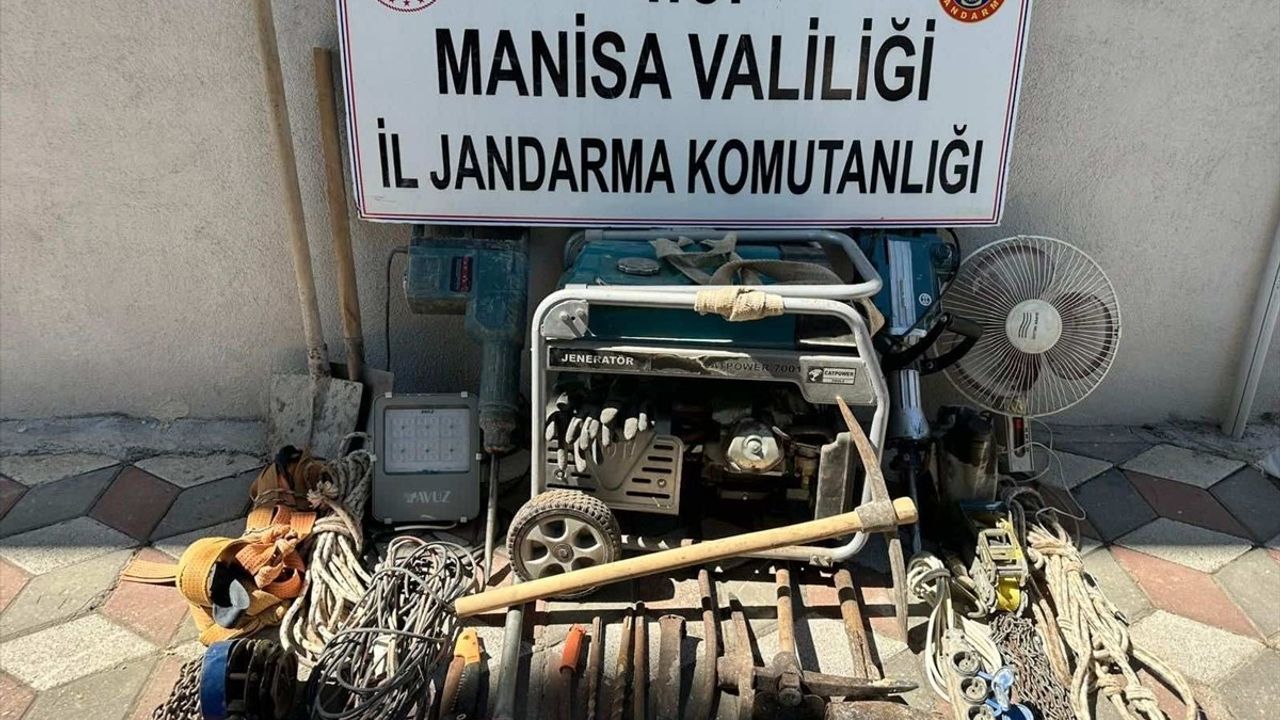 Manisa Soma'da Kaçak Kazı Operasyonu: 10 Şüpheli Suçüstü Yakalandı